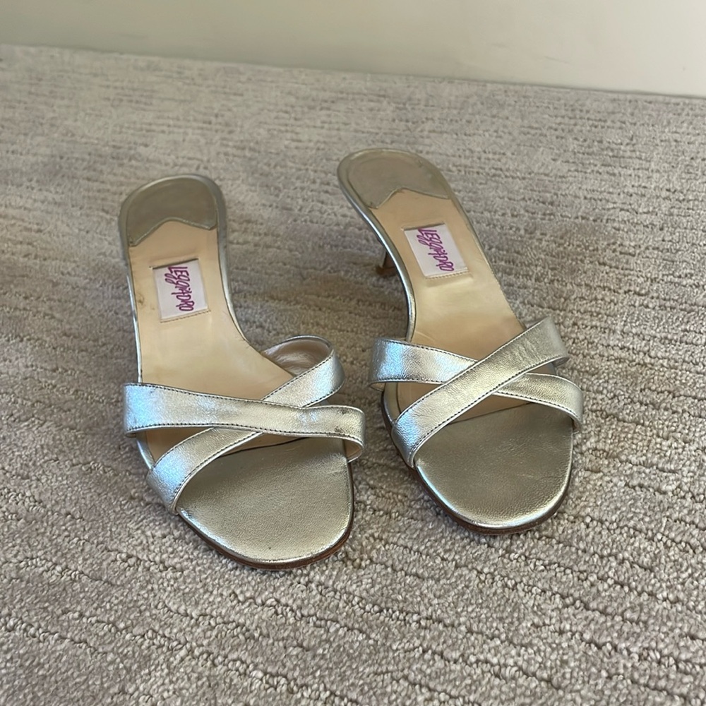 Leggiadro silver kitty heels in a size 38.5